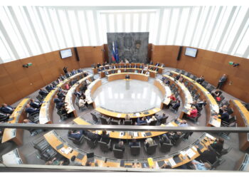Voto al termine di una maratona in aula