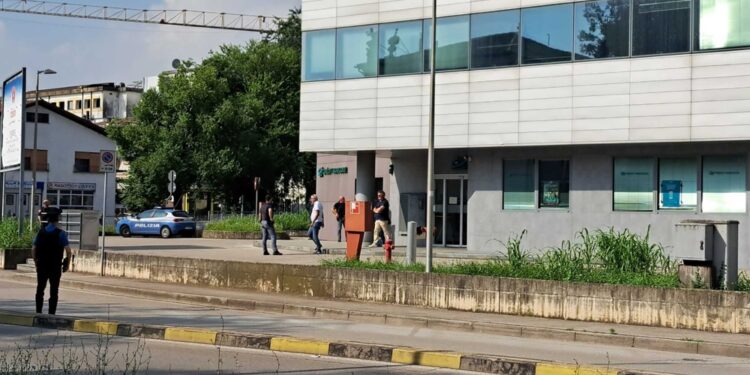Fallito lo sfondamento di una parete e del bancomat