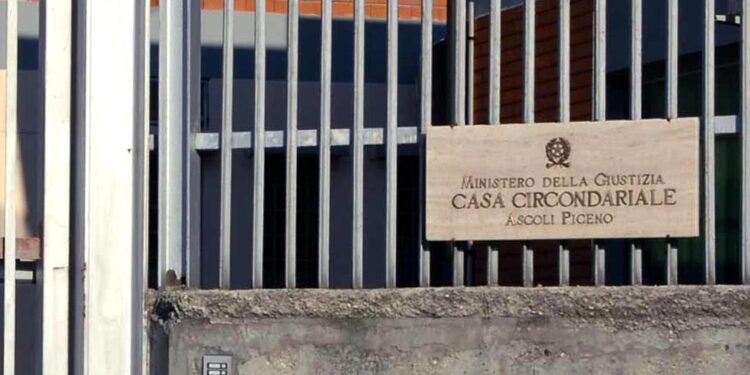 Ad Ascoli ex poliziotto condannato a 3 anni e 10 mesi di carcere