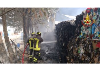 Ordinanza del sindaco. Vigili del fuoco al lavoro da 13 ore