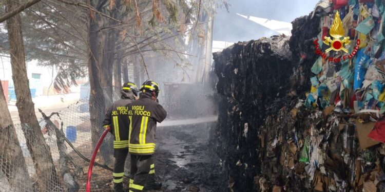 Ordinanza del sindaco. Vigili del fuoco al lavoro da 13 ore