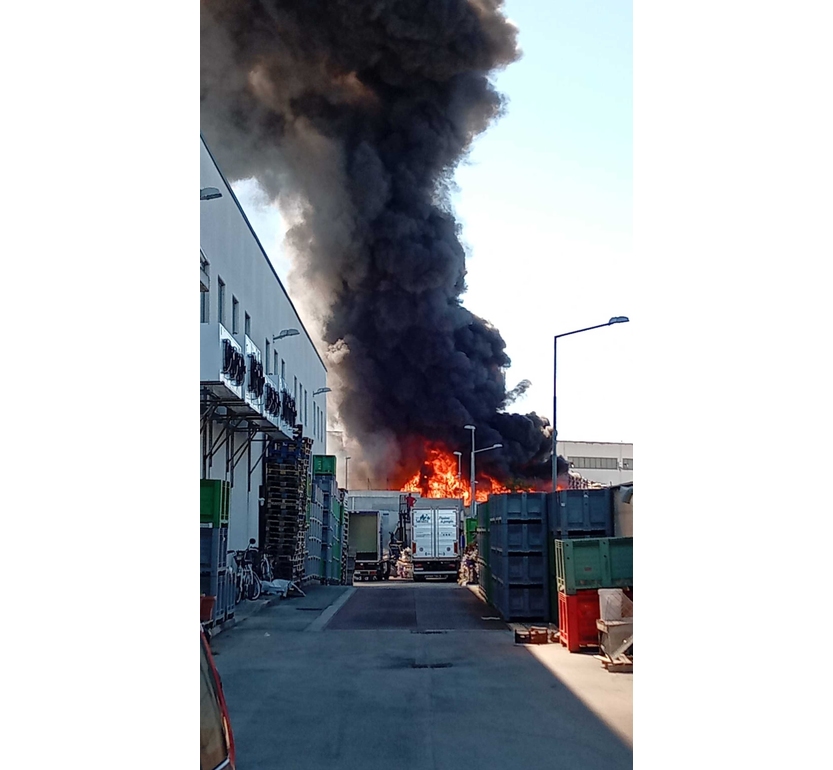 Incendio in azienda recupero rifiuti in zona industriale Bari