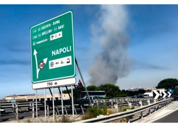 Vigili del fuoco al lavoro su materiale accumulato abusivamente