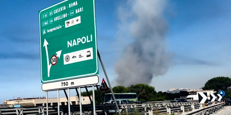 Vigili del fuoco al lavoro su materiale accumulato abusivamente