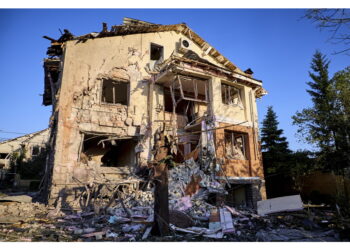Sindaco: 'Colpita una zona residenziale densamente popolata'