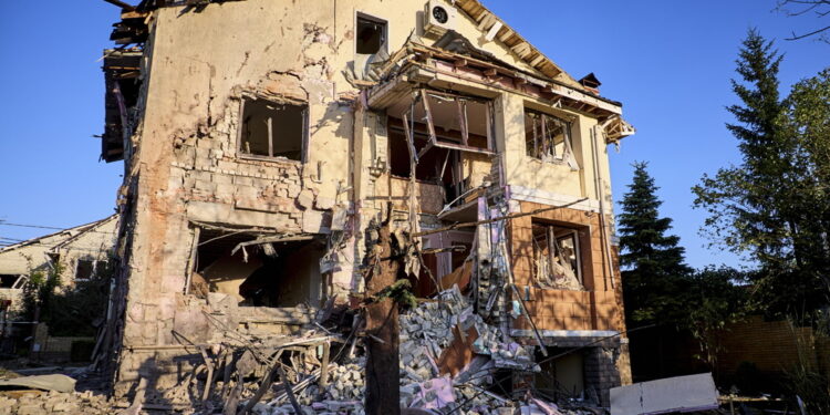 Sindaco: 'Colpita una zona residenziale densamente popolata'