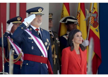 Re affiancato da regina Letizia