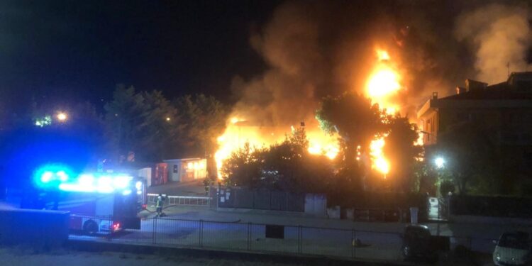 Vigili del fuoco ancora al lavoro per domare rogo in capannone