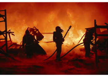 Squadre di soccorso al lavoro su un vasto incendio