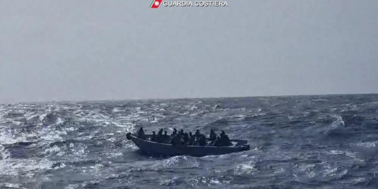 Giunti nell'isola con tre diverse imbarcazioni