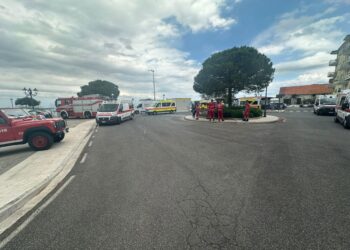 Mezzi di soccorso attendono passeggeri a Grado