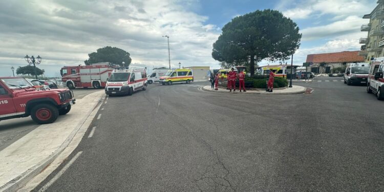 Mezzi di soccorso attendono passeggeri a Grado