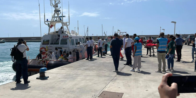Salgono a sei. Una sessantina i dispersi secondo i testimoni
