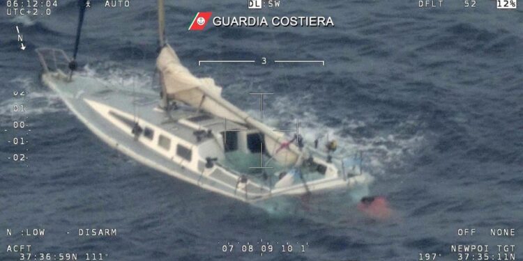 I mezzi della Guardia costiera continuano a cercare i dispersi