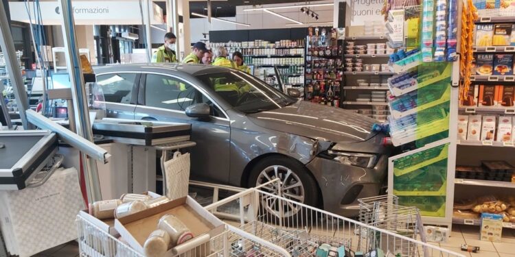 Sfasciate vetrine casse e bancali