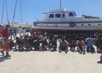 Erano su barca a vela individuata a 100 miglia dalla costa