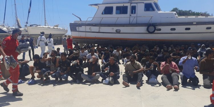 Erano su barca a vela individuata a 100 miglia dalla costa