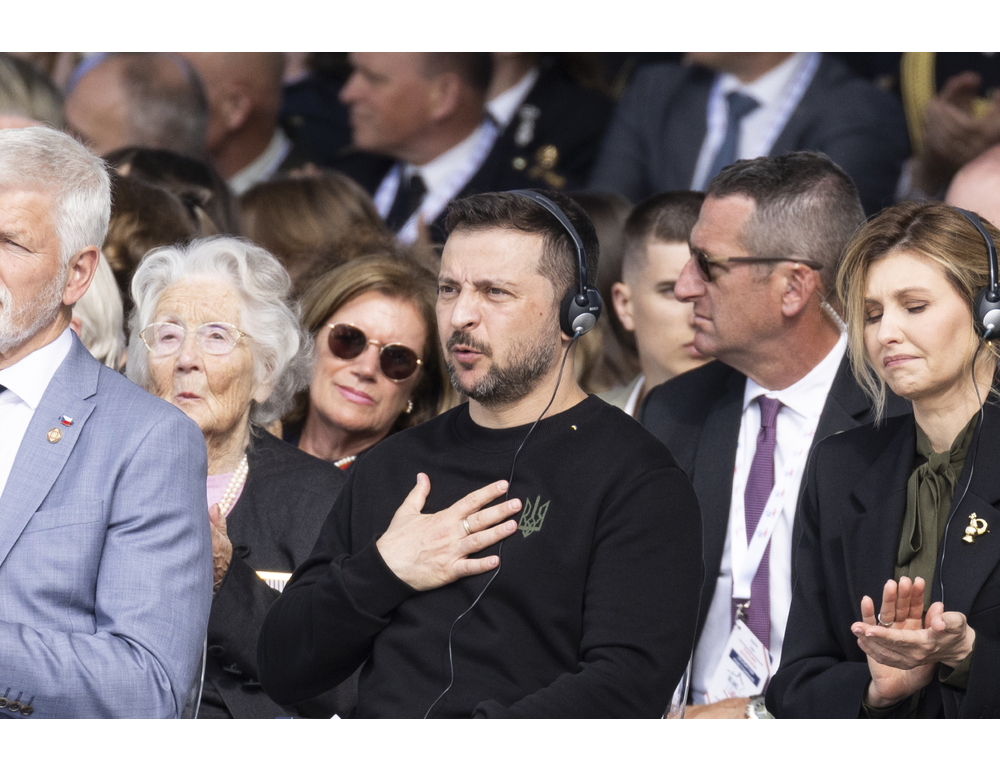 Ovazione per Zelensky al suo arrivo a Omaha Beach