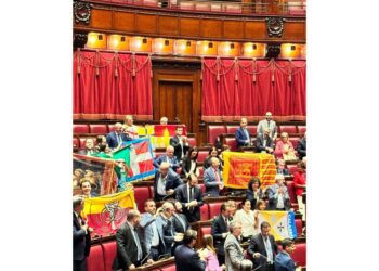 Opposizione sventola quella italiana