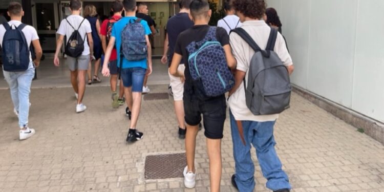 L'ha annunciata la famiglia di un 15enne di istituto di Pavia