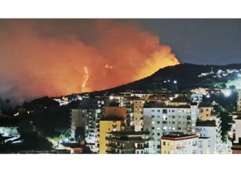 Fronte del fuoco con vari focolai dal Vomero a Pianura