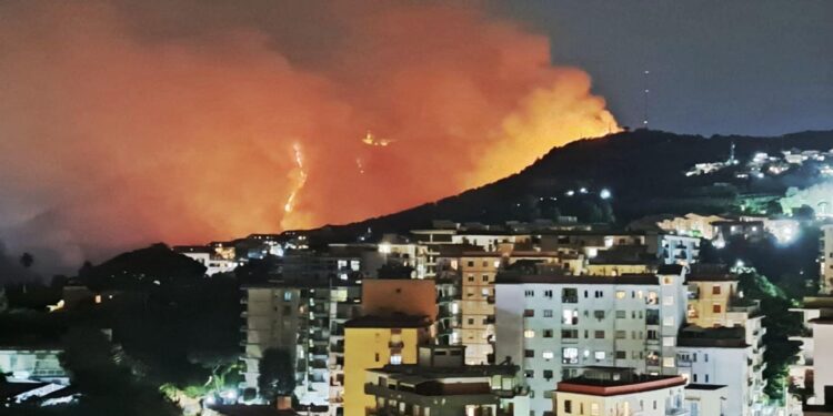 Fronte del fuoco con vari focolai dal Vomero a Pianura