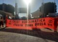 Extinction Rebellion: 'Gli agenti hanno stretto la sua catena'