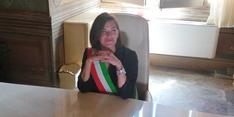 'Si sfonda il tetto di vetro' dice dopo avere indossato fascia