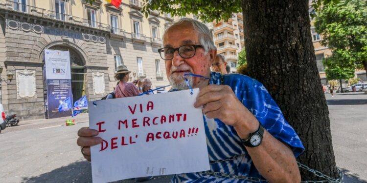 In catene davanti al Comune per decisione Giunta su statuto Abc