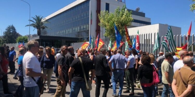 Sit in davanti a sede regionale Rai. Sindaco