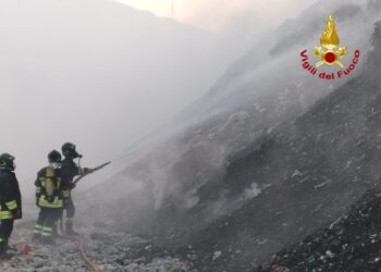 Continuano gli interventi di vigili del fuoco e della Rap