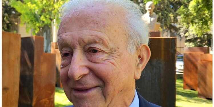 Comune inaugura un monumento per i suoi 2 concittadini illustri