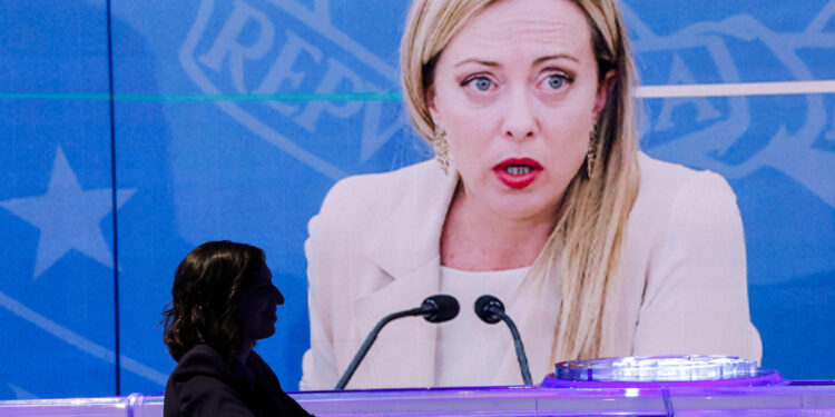 Agli italiani delle sue ripicche personali non importa nulla