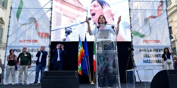 La segretaria esulta