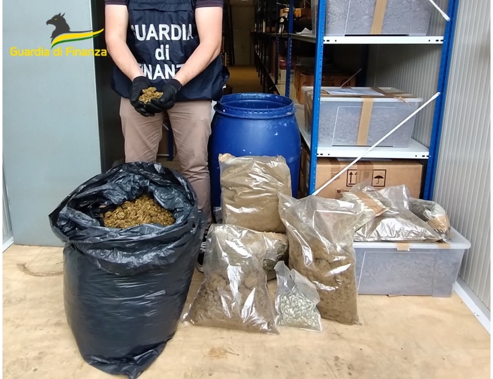 Sequestrati in villa 180 kg di hashish e marijuana, 4 arresti