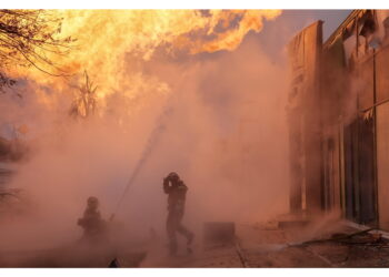 Incendio nel sito in un quartiere della capitale ucraina