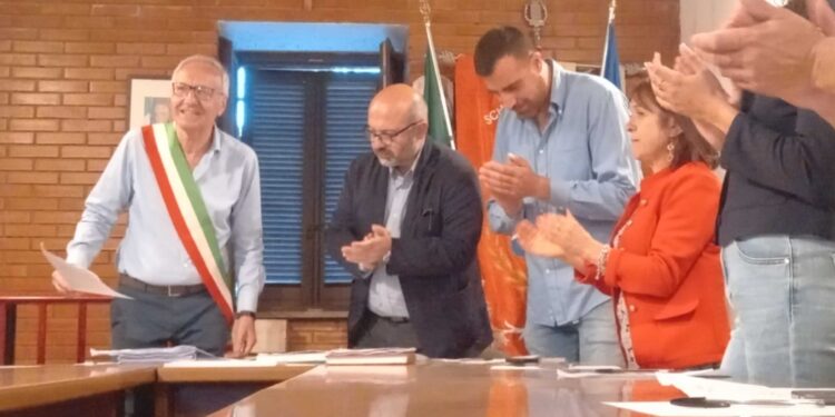 Primo cittadino dal 1990; in Consiglio anche il figlio