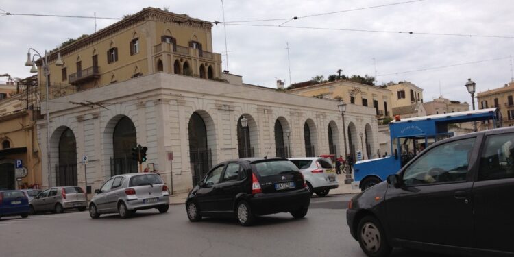 Insulti e spintoni in una via del centro