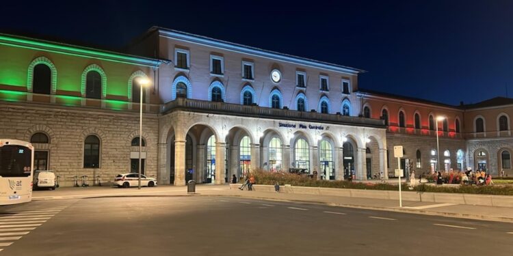 Proiettate sulle facciate i colori della bandiera italiana
