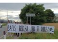 Messo all'ingresso della città dove lei era stata fotografata