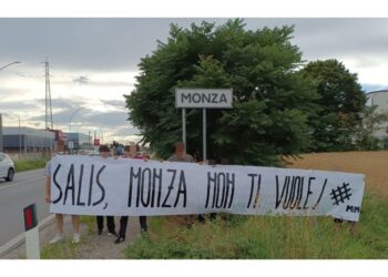Messo all'ingresso della città dove lei era stata fotografata