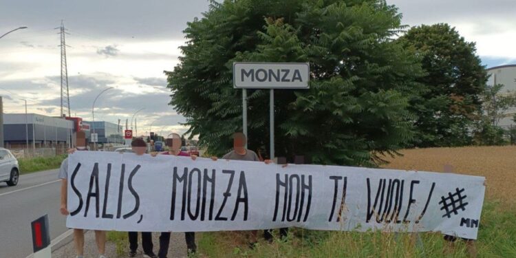 Messo all'ingresso della città dove lei era stata fotografata