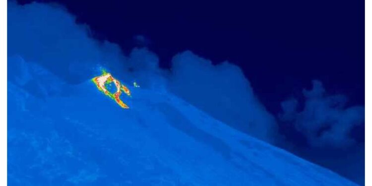 Caduta di blocchi sulla Sciara del fuoco fino a linea di costa