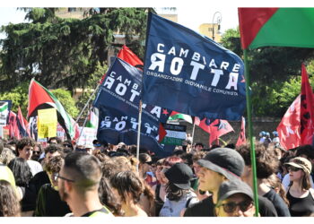 Polizia lancia lacrimogeni. Manifestanti sparano petardi