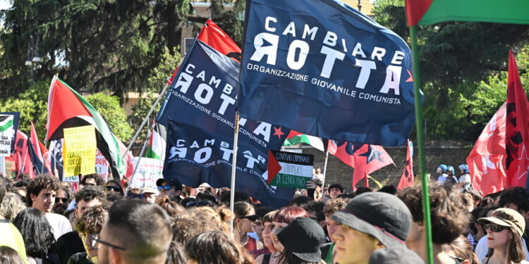 Polizia lancia lacrimogeni. Manifestanti sparano petardi