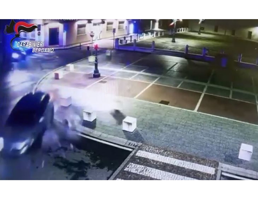 Tenta rapina, ruba auto al sindaco e si schianta sul municipio