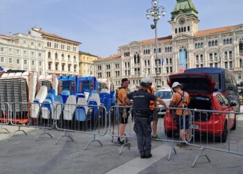 Per costruire il gigantesco palco per il Papa. Tornano turisti