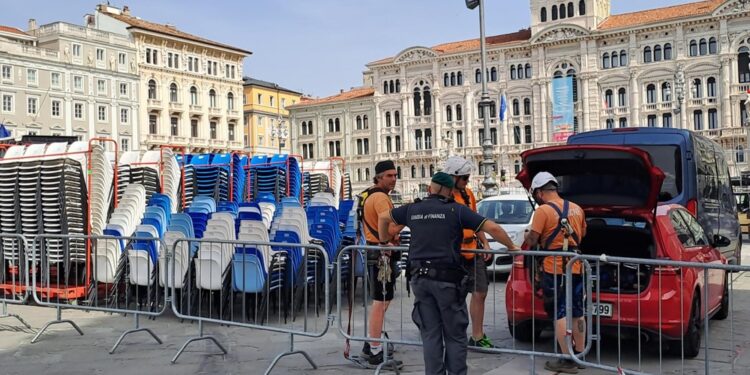 Per costruire il gigantesco palco per il Papa. Tornano turisti