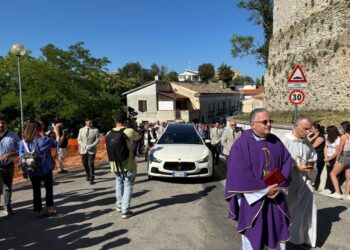 Prete coraggio tra gli amici in lacrime e le istituzioni