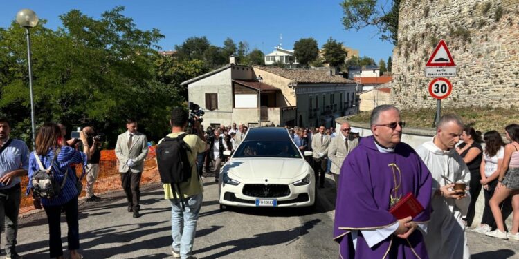 Prete coraggio tra gli amici in lacrime e le istituzioni